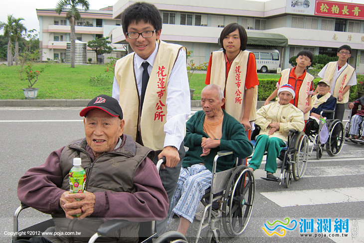 青年志工隊到花蓮榮家服務，陪伴長者度過午後時光