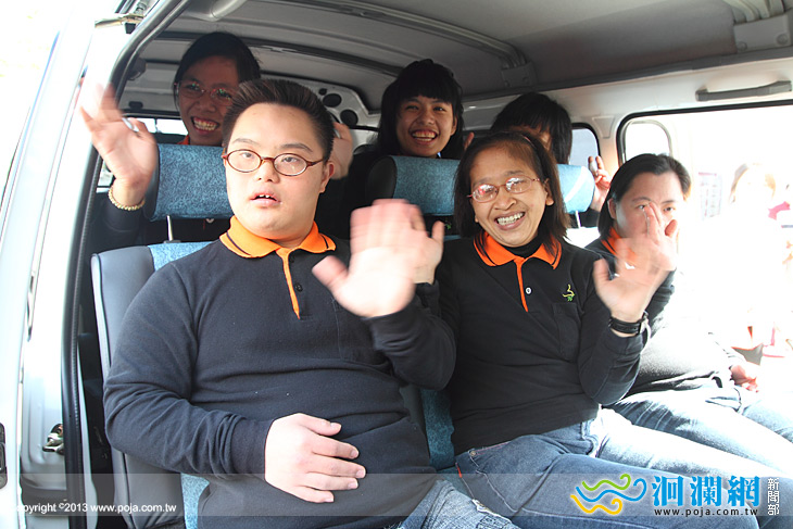 提拉米蘇送黎明交通車，院童開心揮手搭乘