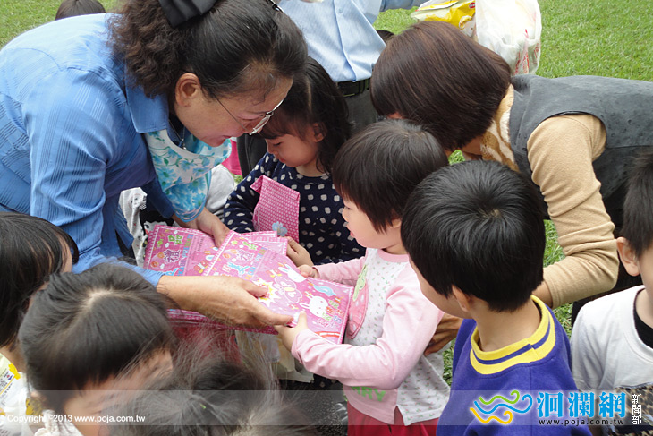 吉安鄉長前往鄉立幼兒提前與小朋友們歡度兒童節