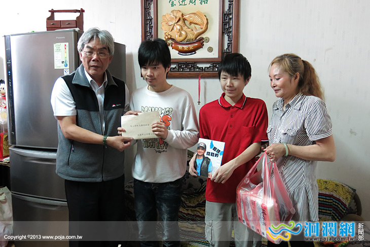 無助張家兄弟一個月內父母雙亡，市長前往關心