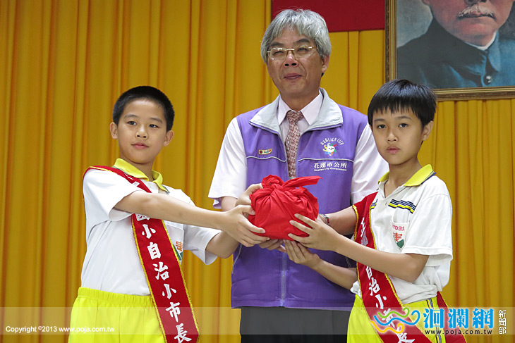 田市長前往中正國小為自治小市長授證