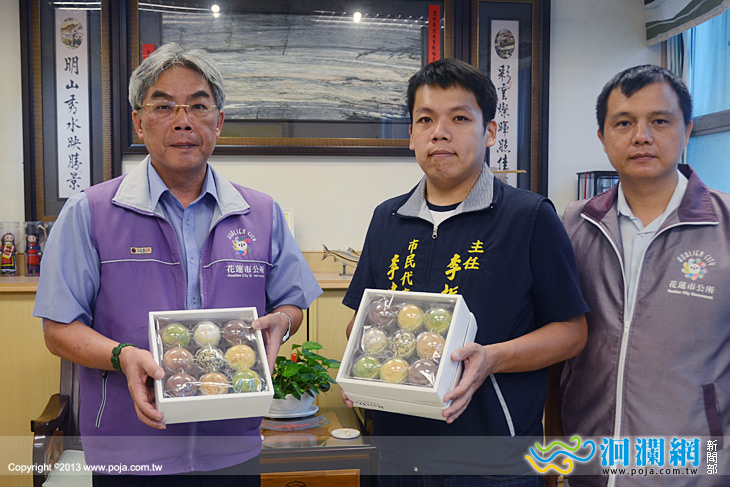 連結資源李振瑋捐贈月餅給花蓮市近貧學童