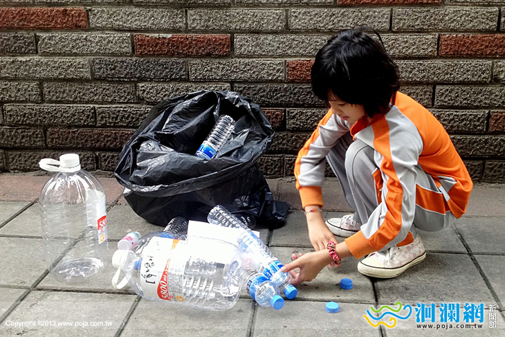 協助家務照顧年幼弟妹10歲小婷成為家中「第二個