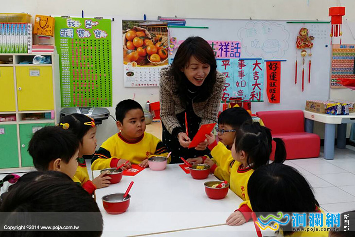 歡喜迎新年，市長夫人和幼兒園圍爐趣