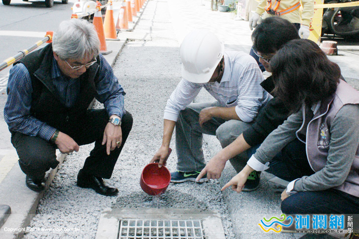 市公所進行人行道及新式排水溝系統改善工程