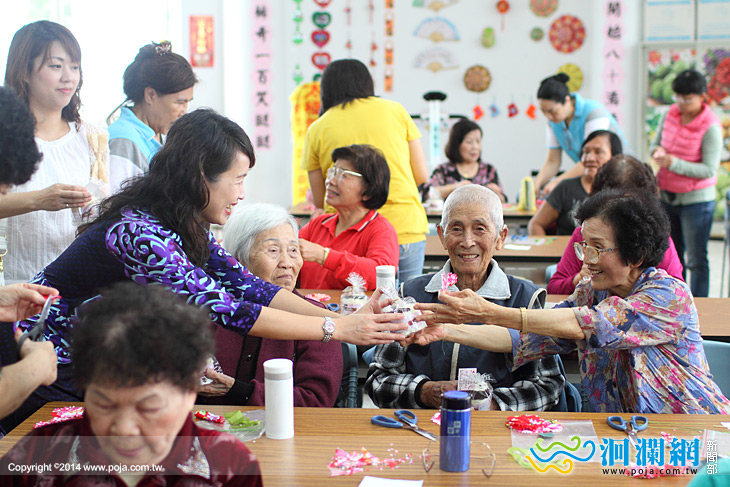 花蓮市長夫人前往福氣站祝福母親節快樂
