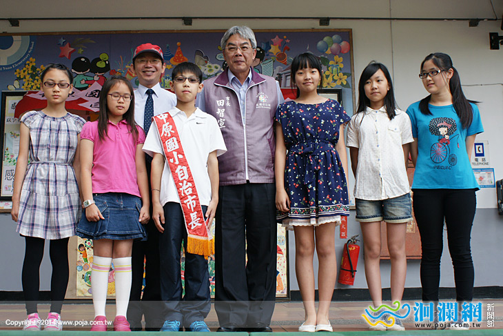 中原國小自治小市長交接典禮 田市長頒贈當選證