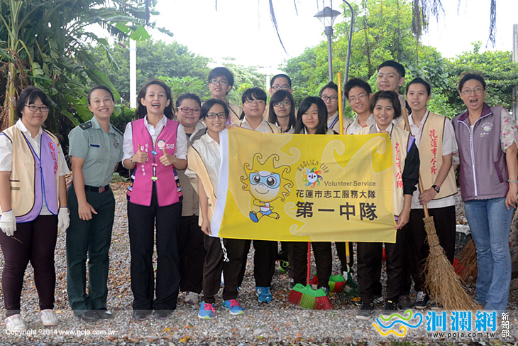 花蓮市青年志工協助清掃社區公園綠地