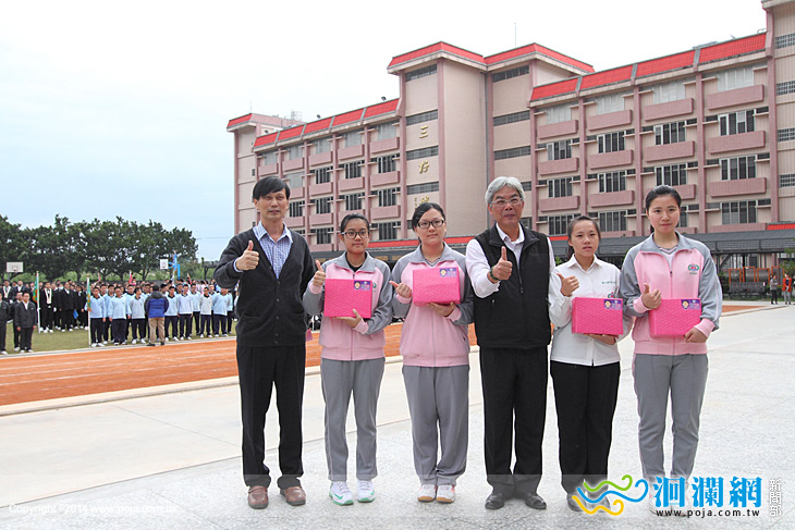 四維高中四志工服務超過150小時獲贈平板電腦