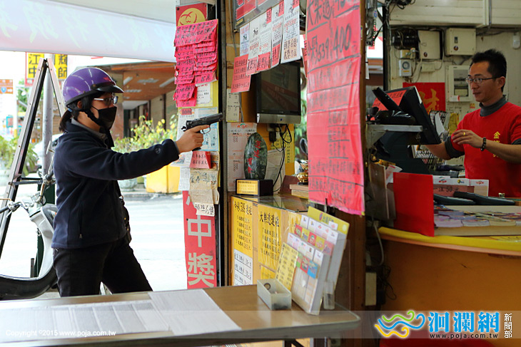 年關將至財不露白，警方防搶演練逼真