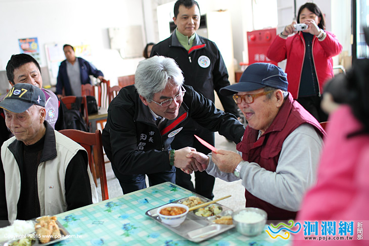 市長致贈加菜金，祝福長者們新春愉快