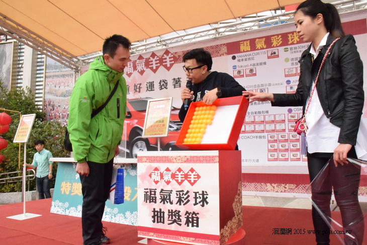 花蓮遠百104年三重好運袋著走第一位排隊者見證福氣彩球投入程序.jpg