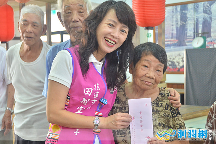 市長夫人前往花蓮榮家與東區老人之家轉贈敬老禮