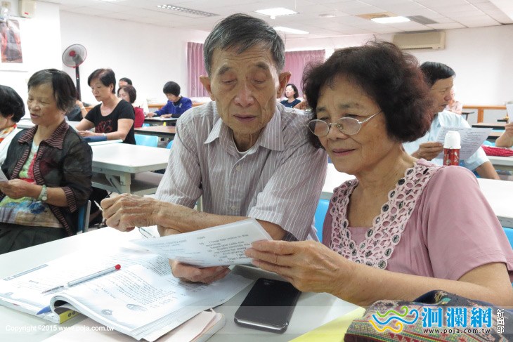 阿公阿嬤唱英文，活到老學到老