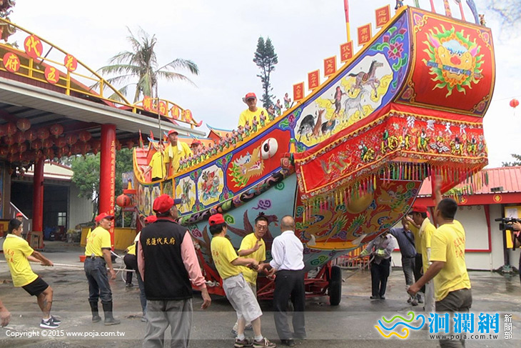 代天府祈安五朝王船醮，繞境祈福民眾圍觀