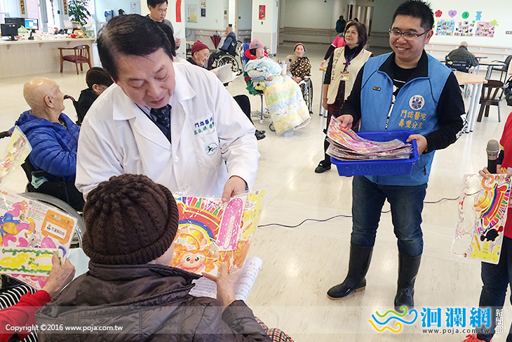 護理之家爺奶歡慶元宵，動手拼製猴年提燈