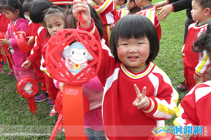 吉安鄉立幼兒園團拜，鄉長黃馨贈聰明猴提燈
