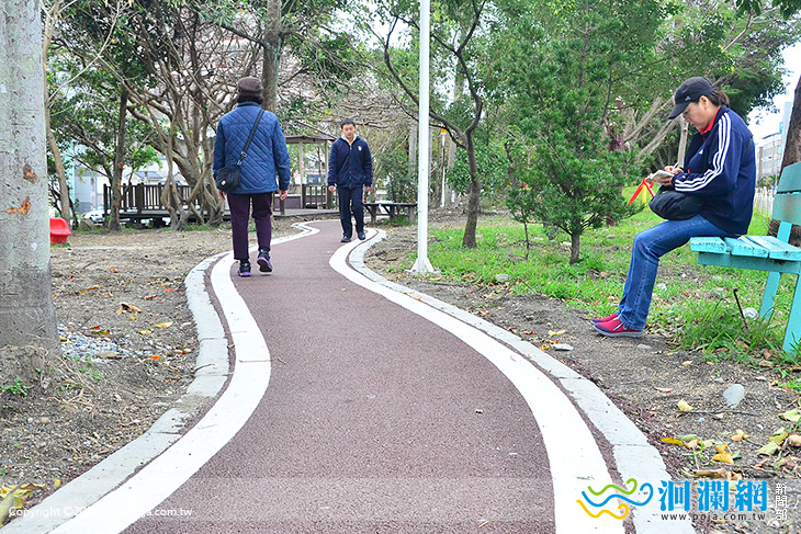 龍鳳公園步道鋪面改善完工，提供友善休閒空間