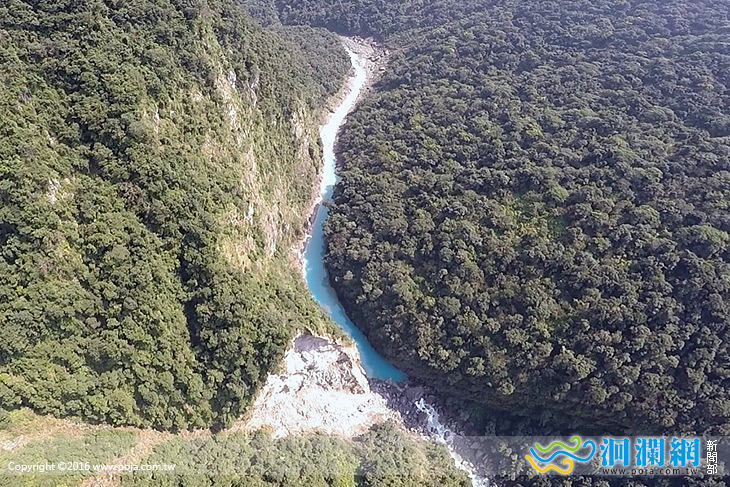 萬里溪上游邊坡崩塌，溪水正常流出無安全之虞