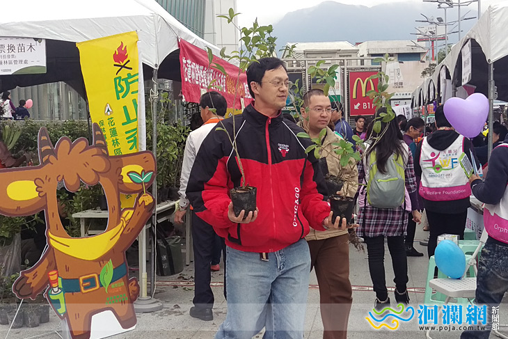 遠百&林管處發送千株樹苗，民眾排長龍