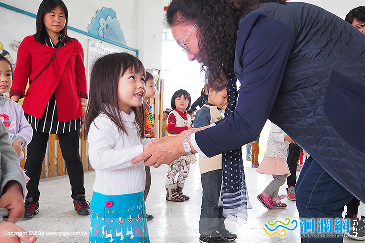 吉安鄉幼過兒童節，發禮物、好開心