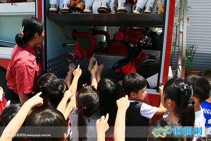 幼兒園防震及消防複合式演練，近距離看消防車好驚