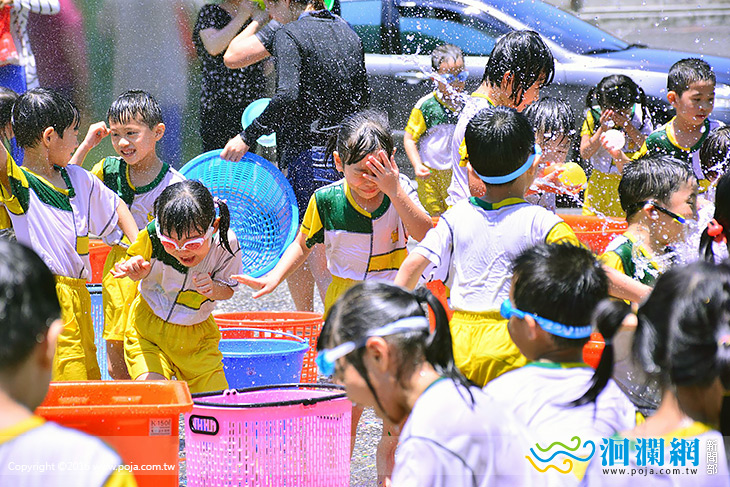 幼兒園畢業打水仗，開心留下美好回憶
