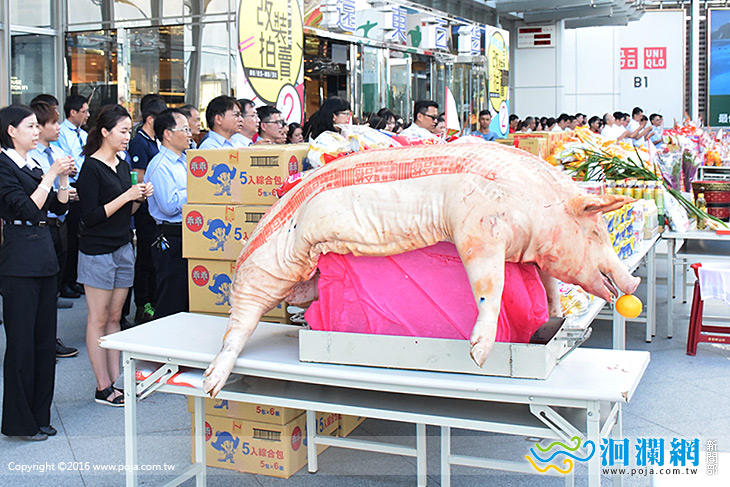 中元普渡，花蓮遠百將210斤牲禮捐贈弱勢