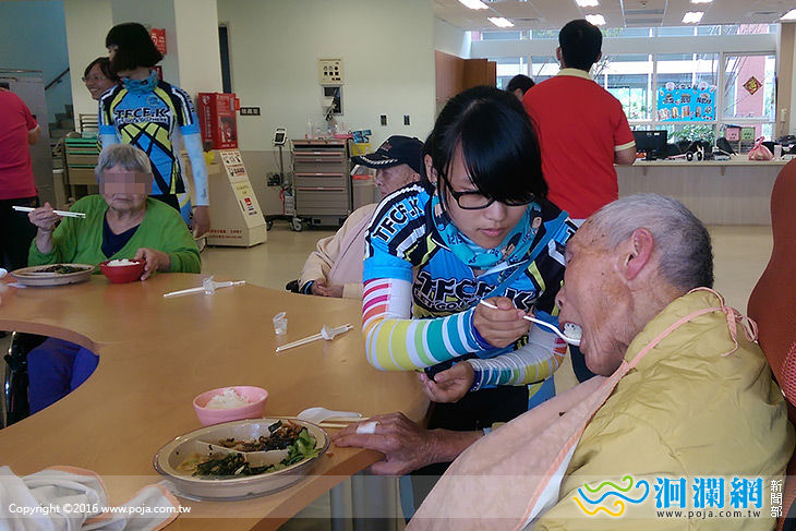 基隆培力青少年環島行，首站與護家爺奶同歡