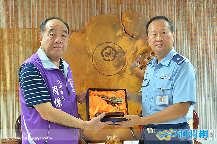 市公所致贈空軍教準部秋節慰問金