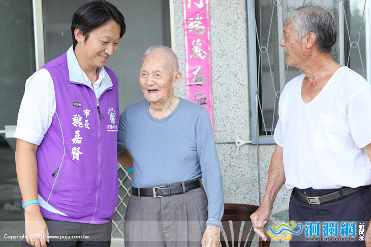花蓮市長前往百歲人瑞家中致贈重陽禮金