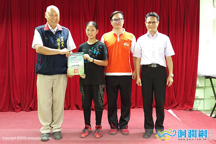 嘉里國小選出自治小鄉長，正牌鄉長勉勵