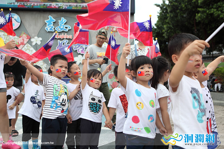 搖旗吶喊生日快樂，幼兒園國慶踩街趣