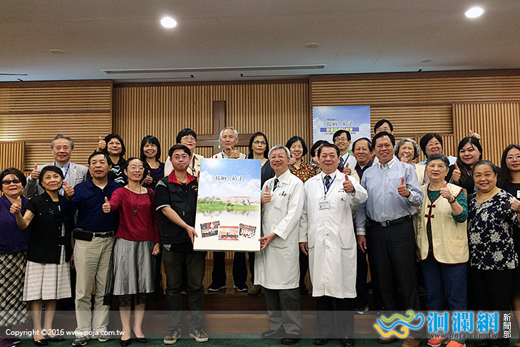 國際志工日，門諾獻書感謝志工