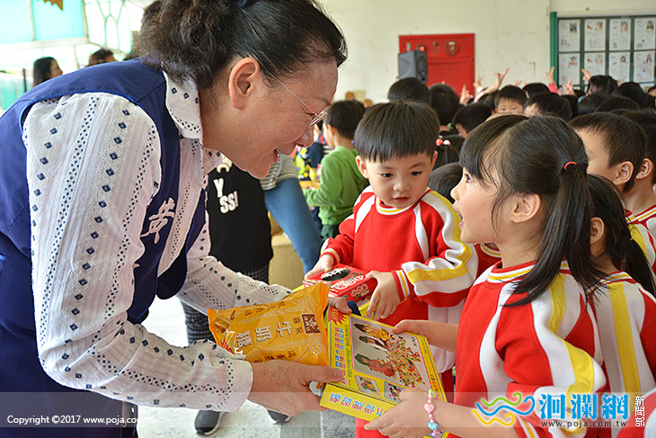 吉安鄉幼歡度童節，鄉長特別贈送積木小禮物