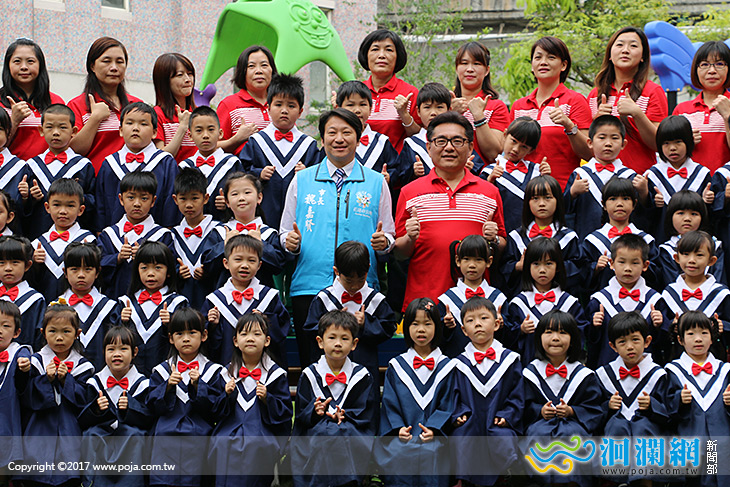 花蓮市幼開拍畢業照，市長爸爸一同入鏡