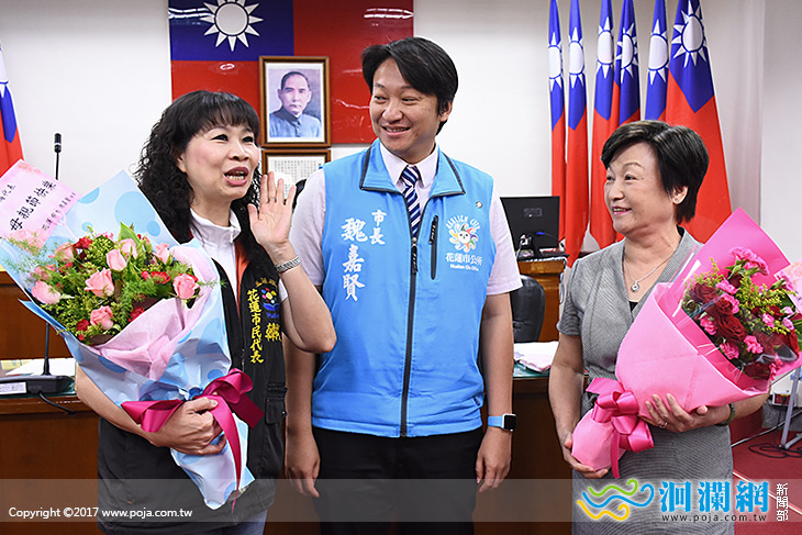 母親節前夕，魏嘉賢送花給女性民代