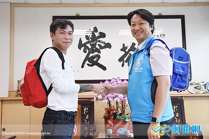 更生人顏維勳發願行善環島送書今至花蓮市公所