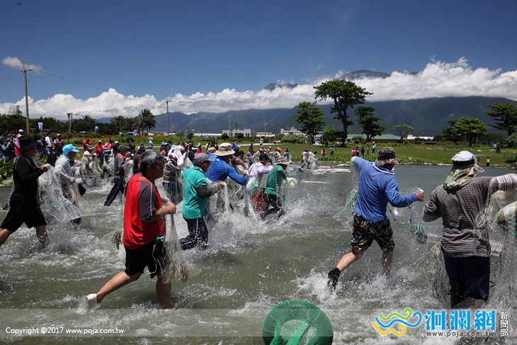 吉安鄉聯合捕魚祭百人齊撒網搶魚