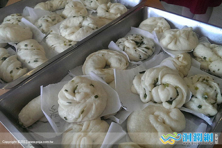 自種青蔥慶採收，門諾護家爺奶蔥花捲初體驗