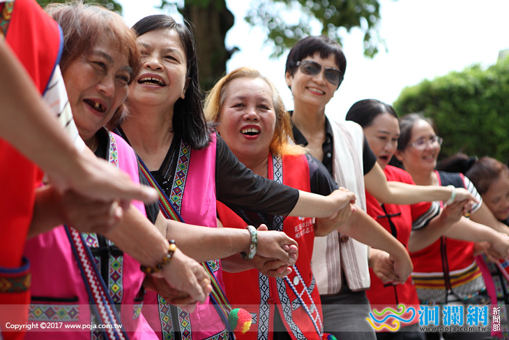 原住民族日市公所前齊舞