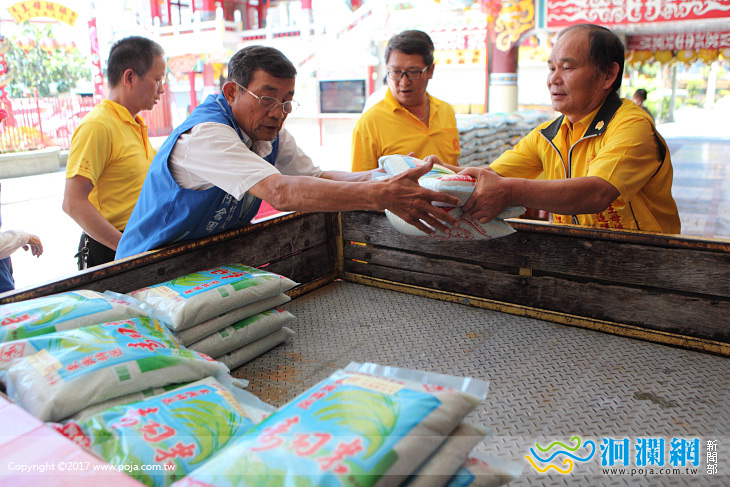 勝安宮今捐千斤米及涼被給弱勢族群