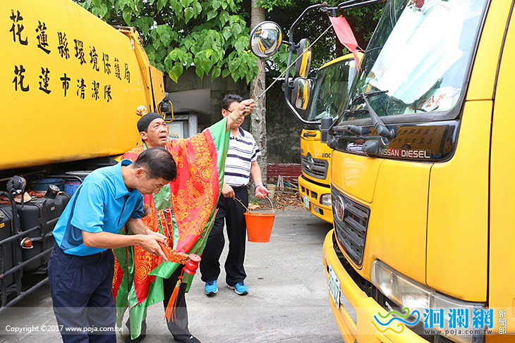 花蓮市清潔隊普渡，祈求作業平安順利