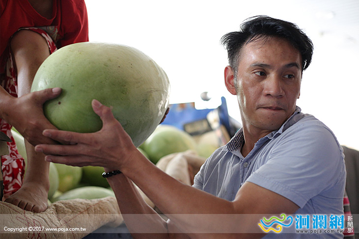 瓜農憂風災門諾醫師送愛心