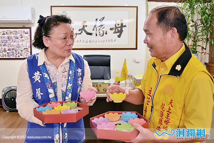勝安宮提供心燈響應普渡法會做環保，黃馨頒贈感謝