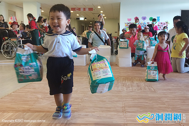 寶寶爬行萌翻天   護家爺奶樂開懷