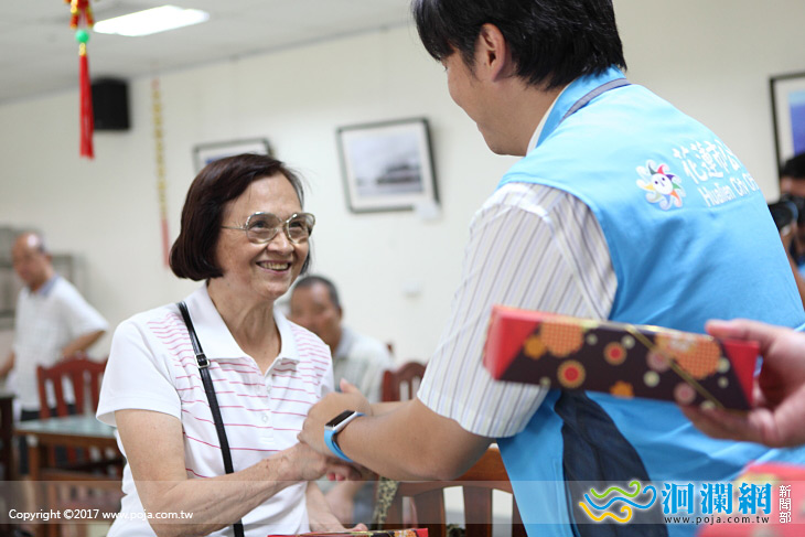 魏市長秋節贈月餅，關懷東區老人之家長者