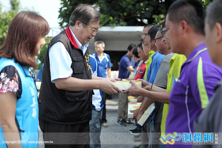 秋節將至環保局長慰訪鄉鎮市公所清潔隊同仁