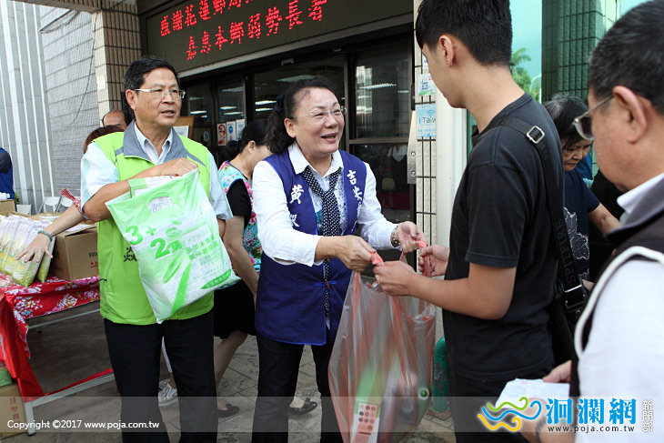 花蓮郵局送物資到吉安，祝福老長輩重陽節快樂