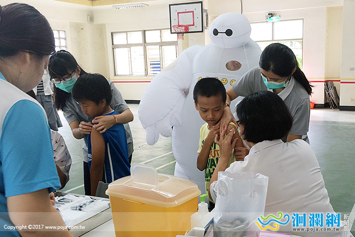 超級英雄『杯麵』陪打針，學童不哭哭